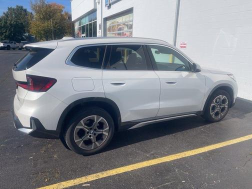 Mineral White Metallic 2023 BMW X1 xDrive28i