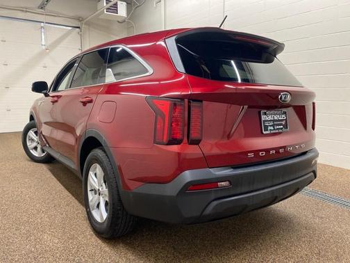 Photo 4 of 26 of 2021 Kia Sorento LX