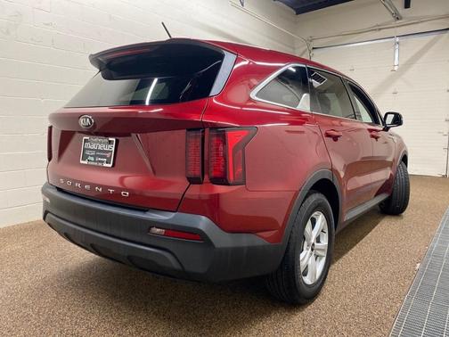 Photo 2 of 26 of 2021 Kia Sorento LX