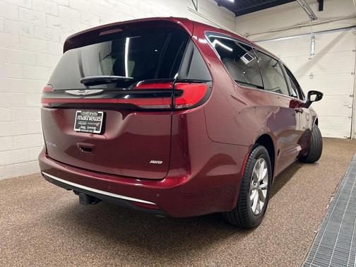 2023 Chrysler Pacifica Touring-L