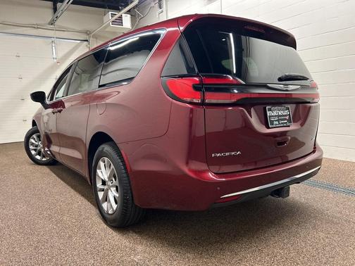 2023 Chrysler Pacifica Touring-L