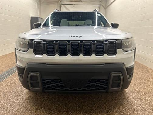 Silver Zynith Clearcoat 2026 Jeep Cherokee LAREDO/LIMITED