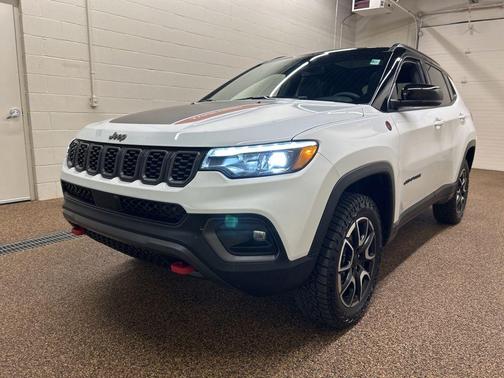 Bright White Clearcoat 2024 Jeep Compass Trailhawk