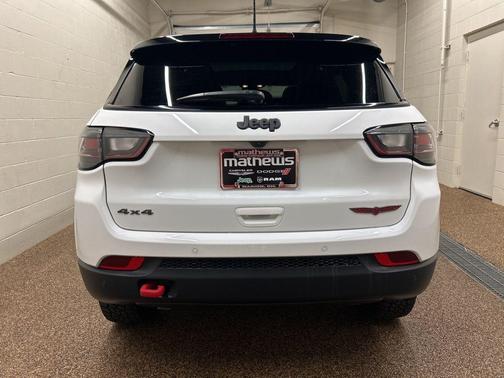 Bright White Clearcoat 2024 Jeep Compass Trailhawk