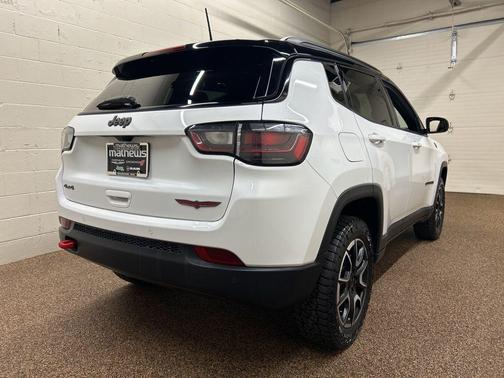 Bright White Clearcoat 2024 Jeep Compass Trailhawk