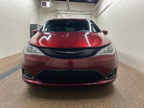 Velvet Red Pearlcoat 2019 Chrysler Pacifica Touring-L Plus