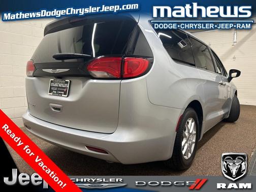 2022 Chrysler Voyager LX