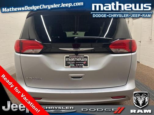 2022 Chrysler Voyager LX