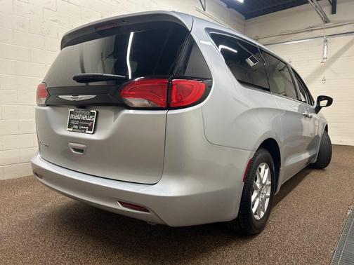 2022 Chrysler Voyager LX