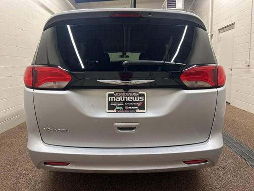 2022 Chrysler Voyager LX
