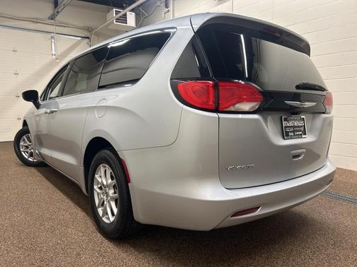 2022 Chrysler Voyager LX