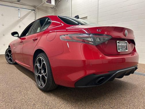 Rosso 2024 Alfa Romeo Giulia Veloce