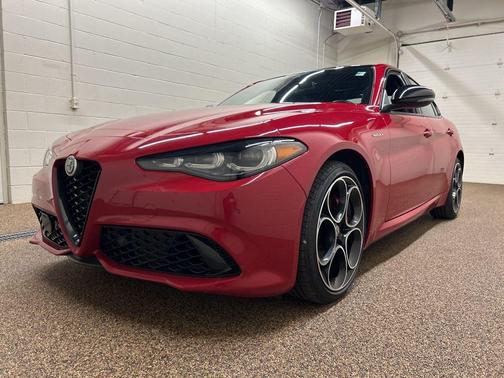 Rosso 2024 Alfa Romeo Giulia Veloce