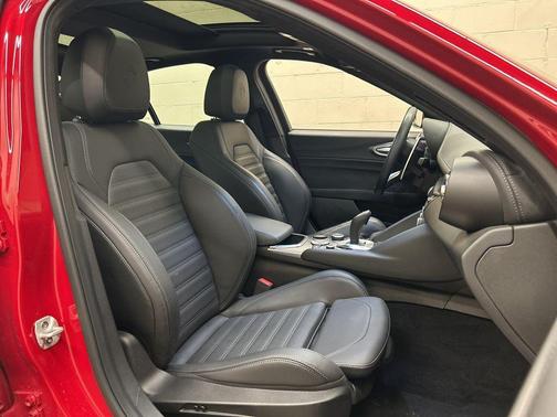 Rosso 2024 Alfa Romeo Giulia Veloce