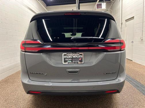Ceramic Gray Clearcoat 2025 Chrysler Pacifica Limited