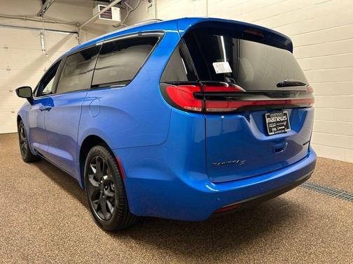 Hydro Blue Pearlcoat 2027 Chrysler Pacifica LIMITED