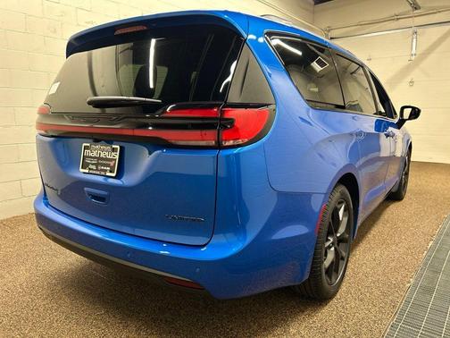 Hydro Blue Pearlcoat 2027 Chrysler Pacifica LIMITED