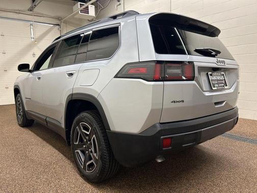 Silver Zynith Clearcoat 2026 Jeep Cherokee LAREDO/LIMITED