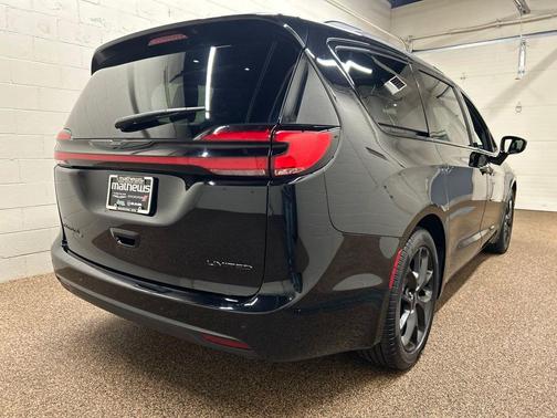 Diamond Black 2024 Chrysler Pacifica Limited