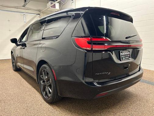 Diamond Black 2024 Chrysler Pacifica Limited
