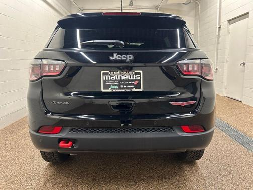 Diamond Black 2025 Jeep Compass Trailhawk