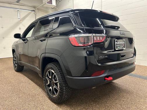 Diamond Black 2025 Jeep Compass Trailhawk