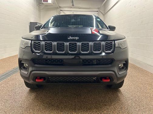 Diamond Black 2025 Jeep Compass Trailhawk