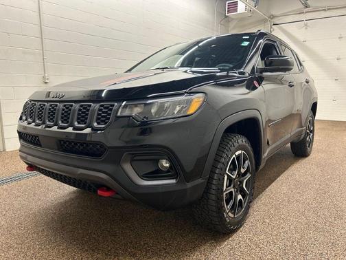 Diamond Black 2025 Jeep Compass Trailhawk
