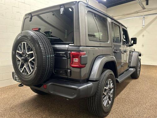 Granite Crystal Clearcoat Metallic 2026 Jeep Wrangler Sahara