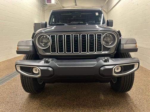 Granite Crystal Clearcoat Metallic 2026 Jeep Wrangler Sahara