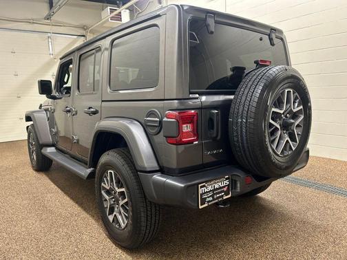 Granite Crystal Clearcoat Metallic 2026 Jeep Wrangler Sahara