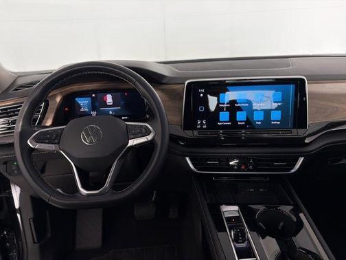 Deep Black Pearl Effect 2025 Volkswagen Atlas 2.0T SE w/Technology