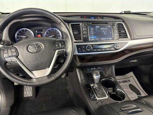 Midnight Black Metallic 2018 Toyota Highlander XLE