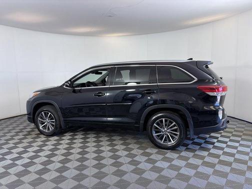 Midnight Black Metallic 2018 Toyota Highlander XLE