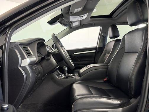 Midnight Black Metallic 2018 Toyota Highlander XLE