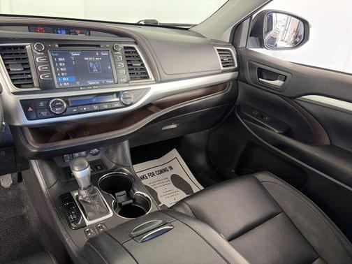 Midnight Black Metallic 2018 Toyota Highlander XLE