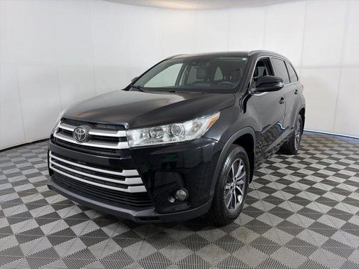 Midnight Black Metallic 2018 Toyota Highlander XLE