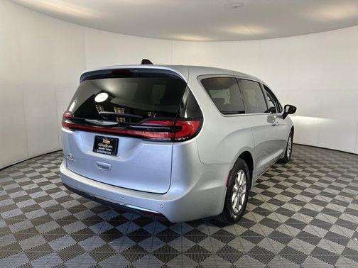 2024 Chrysler Pacifica Touring-L