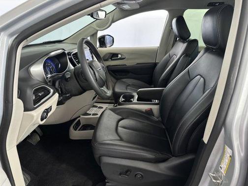 2024 Chrysler Pacifica Touring-L