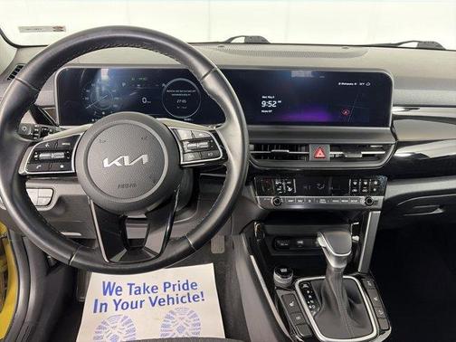 Green / Black 2024 Kia Seltos S