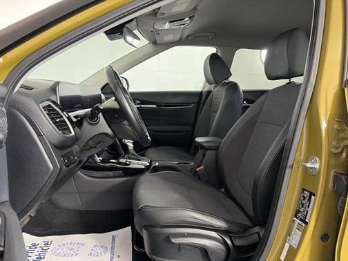 Green / Black 2024 Kia Seltos S