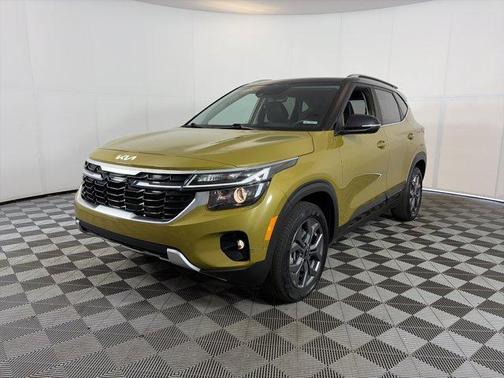 Green / Black 2024 Kia Seltos S
