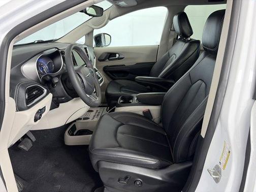 2024 Chrysler Pacifica Touring-L