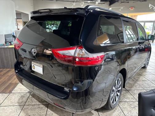 2020 Toyota Sienna XLE