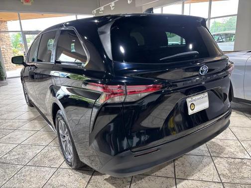 2022 Toyota Sienna LE