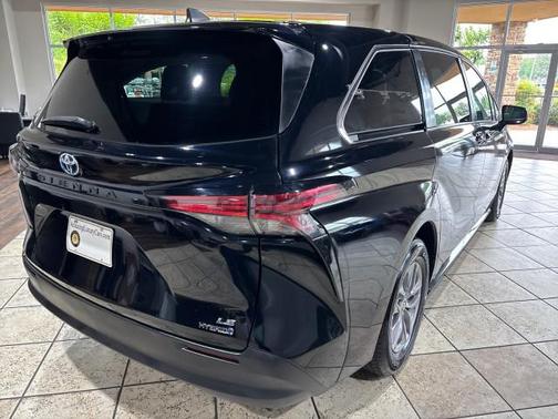 2022 Toyota Sienna LE