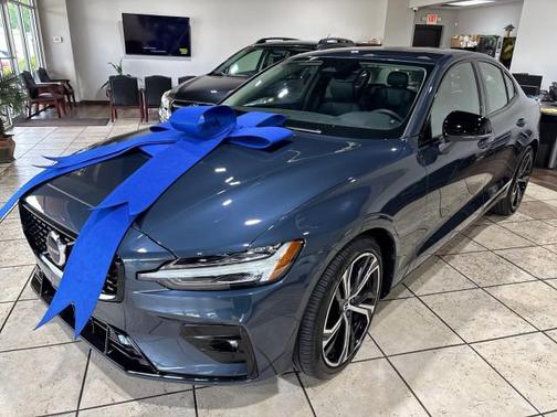 2024 Volvo S60 Core Dark Theme