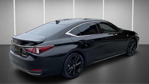 2023 Lexus ES 300h F SPORT Handling