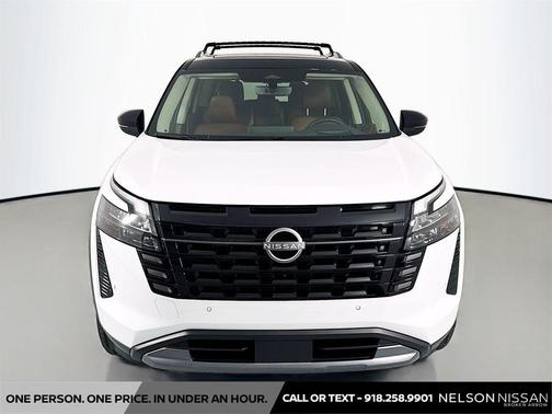 Everest White Pearl Tricoat/Super Black 2026 Nissan Pathfinder Platinum