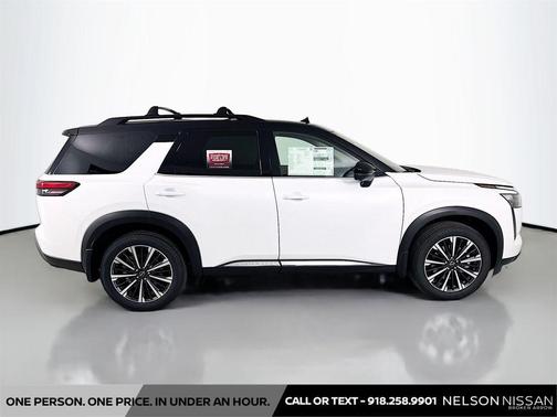 Everest White Pearl Tricoat/Super Black 2026 Nissan Pathfinder Platinum